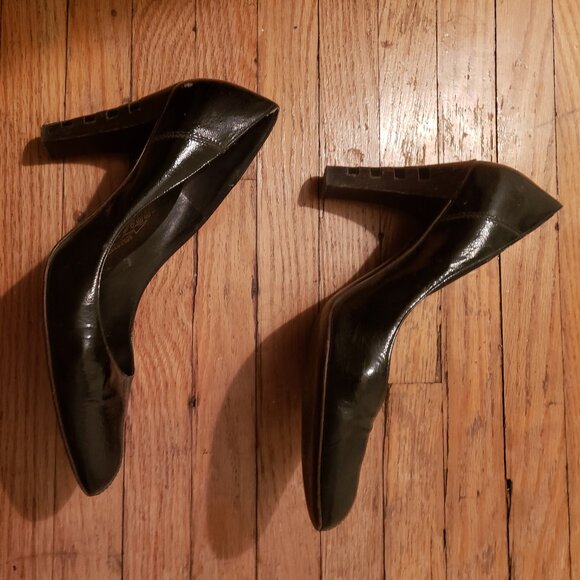 Designer Salvatore Ferragamo Black Patent Pumps Size 9.5 B - Picture 2 of 8